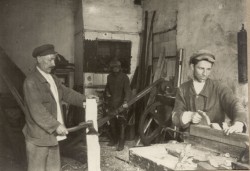 Фотография. Столярная мастерская в Ставропольской психиатрической больнице. 1930-е гг. Из фотоальбома главного врача А.Я. Доршта 1939 г.